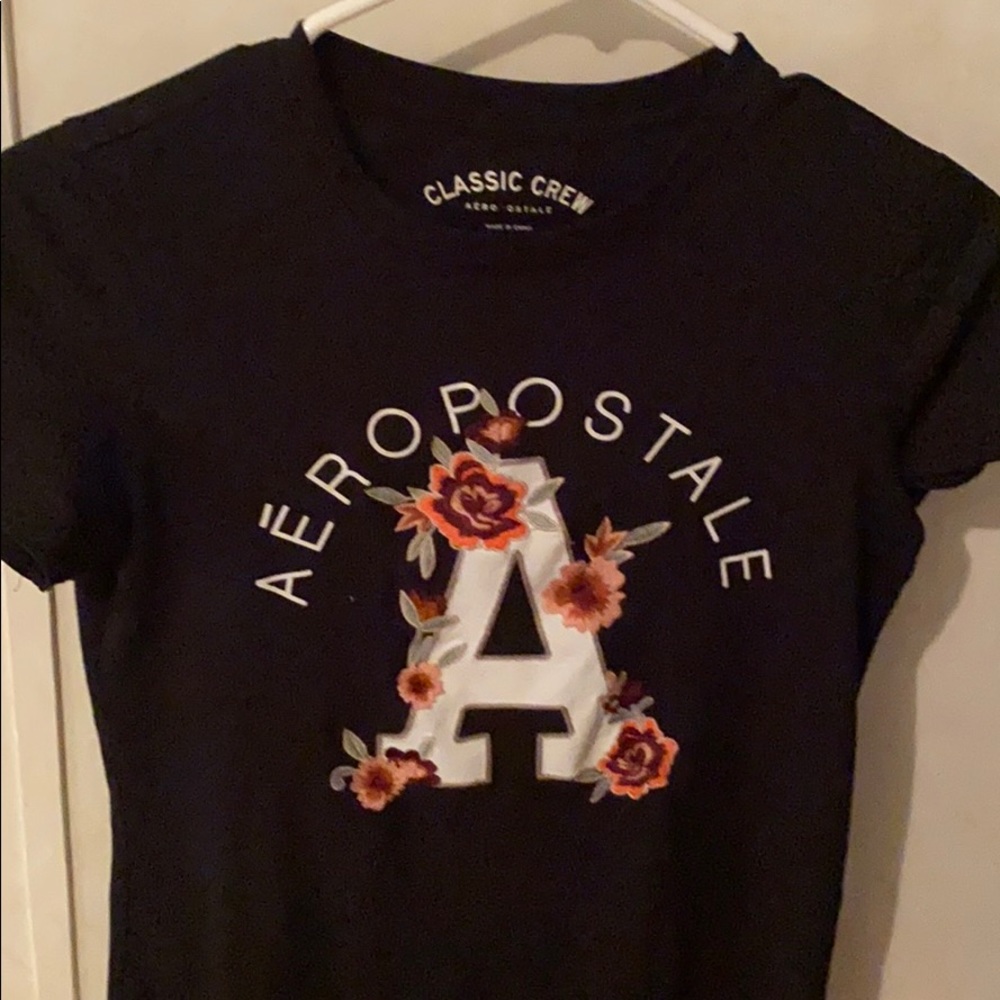 Aéropostale black T-shirt with flower logo.